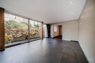 Oudergem - In een rustige eenrichtingsstraat, ideaal gelegen in de wijk Hertoginnedal, vlakbij het Parc du Rouge Cloître en alle voorzieningen (vervoer, winkels, scholen, restaurants, enz.), biedt We Invest deze prachtige woning met 3 slaapkamers en een achtertuin aan. De woning bestaat uit: op de begane grond: een inkomhal met vestiaire en gastentoilet, een ruime en lichte woonkamer met toegang tot de achtertuin, een volledig ingerichte keuken en een eetkamer. Op de eerste verdieping: een ruime slaapkamer met dressing, een badkamer, een apart toilet en een kantoorruimte. Op de tweede verdieping: twee ruime slaapkamers, een doucheruimte en een apart toilet. Er is ook een onafgewerkte zolder, een wasruimte en kelders onder de woning. Overal dubbele beglazing. Energielabel (EPC): D-. Direct beschikbaar. Wacht niet langer en plan vandaag nog een bezichtiging!