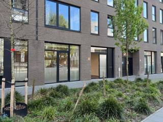 Antwerpen Centrum – Gelijkvloerse kantoorruimte van ca. 137m² met ruim privatief terrasDeze instapklare kantoorruimte bevindt zich op het...