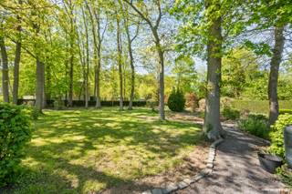 Deze prachtig gelegen woonst in Beselare heeft een perceeloppervlakte van 1567m² in bosrijk gebied.De chalet heeft een woonkamer, salon, keuken,...
