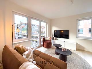 Totaal renovatie hoekappartement gelegen op enkele stappen van de Lippenslaan en de zee te Knokke.<br /><br />Indeling: inkomhall met vestiaire en gastentoilet.<br />Lichtvolle woonkamer en volledig ingerichte, moderne keuken.<br />Het appartement werd uitgerust met 2 volwaardige slaapkamers en een douchekamer.<br /><br />Kelderberging aanwezig in het gebouw en mogelijkheid tot aankoop van een garage in de nabije omgeving van het appartement.<br />Meubilair inbegrepen.<br />Maatregelenregister in aanvraag.<br /><br />Aarzel niet om ons te contacteren voor meer info: tel. : 050 62 44 14 of via knokke@immax.be