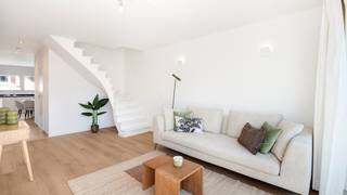 Prachtig duplex-appartement met een magnifiek zonneterras, rustig gelegen in het centrum van Heist. De locatie is uitstekend. Zo hebt u alle voorzieningen (bakker, slager, apotheker, …) binnen handbereik en ligt het strand op enkele minuten wandelen.<br /><br />Door het recent bouwjaar profiteert u van een energielabel B (op het randje van een A) en een volledig conforme elektriciteitskeuring.<br /><br />Indeling: Verdieping 4: inkom met een apart toilet, een zeer grote en volledig ingerichte keuken met veel licht en een mooie woonkamer met toegang tot het ruim zonneterras. <br />Verdieping 5: twee slaapkamers en een ruime badkamer met een inloopdouche en extra toilet.<br /><br />Te huur voor: EUR 1.190 per maand + EUR 60 vast syndicuskosten per maand.<br />Onmiddellijk beschikbaar. <br /><br />Meer informatie of een vrijblijvend bezoek? Contacteer Willem Cauwels op tel. 050/89.27.70.