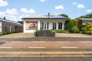<p><span>Aan de Engstegenseweg 28A in Zonhoven bevindt zich deze uitzonderlijk ruime en veelzijdige woning met een bewoonbare oppervlakte van maar liefst 278 m² op een perceel van 756 m². Dankzij haar doordachte indeling, uitstekende energiescore en talrijke gebruiksmogelijkheden vormt deze eigendom de ideale thuisbasis voor grote gezinnen, samengestelde gezinnen, vrije beroepen of kandidaten die op zoek zijn naar een woning met kangoeroemogelijkheden.</span></p><p><span>De woning werd oorspronkelijk opgericht in 1973 en onderging doorheen de jaren 2021 tot op heden verschillende grondige renovaties. Hierdoor geniet u vandaag van een eigendom die ruimte en karakter combineert met hedendaags wooncomfort en een bijzonder energiezuinige afwerking.</span></p><p><span> </span></p><p><span>Via de functionele loopbrug bereikt u de inkomhal die onmiddellijk een gevoel van ruimte en licht creëert. Op het gelijkvloers bevindt zich aan de linkerzijde een afzonderlijk gedeelte met twee slaapkamers, een atelier, een gastentoilet en een recent vernieuwde badkamer voorzien van een stijlvolle douche, tweede toilet en infraroodvoorziening. Deze indeling leent zich uitstekend voor een praktijkruimte, zelfstandige activiteit, zorgwonen of een kangoeroeconcept.</span></p><p><span>Centraal en aan de rechterzijde van de woning bevindt zich de indrukwekkende leefruimte van maar liefst 42 m². Dankzij de grote raampartijen geniet deze ruimte van bijzonder veel natuurlijke lichtinval en een aangename connectie met de tuin. Zowel vanuit het linker- als rechtergedeelte van de woning komt u uit in een tweede leefruimte die naadloos aansluit op de ruime keuken. Vanuit de keuken heeft u toegang tot de veranda met een mooi zicht op de tuin. Aansluitend bevindt zich een praktische berging en een toegang naar de kelderverdieping.</span></p><p><span>Op de eerste verdieping geeft de nachthal toegang tot vier ruime slaapkamers met oppervlaktes variërend van ongeveer 12 m² tot 15,6 m². Verder vindt u hier een derde toilet en twee praktische zolderbergingen die extra opslagruimte bieden voor het hele gezin.</span></p><p><span>Ook aan bergruimte geen gebrek. De woning beschikt over een kelder van circa 40 m², een inpandige garage van ongeveer 27 m² en bijkomende kruipkelderruimtes van ongeveer 88 m².</span></p><p><span> </span></p><p><span>Op energetisch vlak behoort deze woning tot de absolute uitblinkers in haar segment. Met een EPC-label A en een energieverbruik van slechts 83 kWh/m²/jaar combineert deze eigendom wooncomfort met lage energiekosten. De woning is uitgerust met drie lucht-lucht warmtepompen, 38 zonnepanelen, een thuisbatterij, driedubbele beglazing in PVC-profielen, vernieuwde en geïsoleerde daken en een geïsoleerde kelder. Er zijn ook nog groene stroomcertificaten aanwezig tot 2029. Bovendien is de elektrische installatie conform en beschikt de woning over een asbestveilig attest. Ook op het vlak van veiligheid werd niets aan het toeval overgelaten dankzij de aanwezigheid van een alarmsysteem en brandbeveiliging.</span></p><p><span> </span></p><p><span>Buiten geniet u van een verzorgd, volledig omheind perceel met een vernieuwd terras, een regenwaterput en ruime parkeermogelijkheden voor meerdere voertuigen. Een bijkomende troef is de uitstekende bereikbaarheid van het eigendom, dat toegankelijk is via de Engstegenseweg én ook via een automatische poort langs de achterzijde via de Zavelstraat. De ligging combineert rust, bereikbaarheid en nabijheid van alle dagelijkse voorzieningen. Winkels, scholen, openbaar vervoer en belangrijke verbindingswegen bevinden zich op korte afstand, terwijl u eveneens geniet van de nabijheid van natuur- en recreatiegebieden die Zonhoven zo geliefd maken.</span></p><p><span> </span></p><p><span>Bent u op zoek naar een ruime, energiezuinige woning met tal van mogelijkheden voor wonen, werken of zorgwonen? Dan verdient deze unieke eigendom zonder twijfel uw bezoek.</span></p><p><span> </span></p><p><span>EPC-label A – 83 kWh/m²/jaar</span><span><br /></span><span>EPC-certificaatnummer: 20260518-0003866951-RES-1</span></p><p><span> </span></p><p><span>Voor meer informatie of een bezoek ter plaatse:</span></p><p><span>Vastgoed Janssen & Janssen</span><span><br /></span><span>☎</span><span> 011 199 991<br /></span><span>✉</span><span> <span>Lindsey@janssenenjanssen.be</span></span></p><p><span> </span></p><p><span> </span></p>