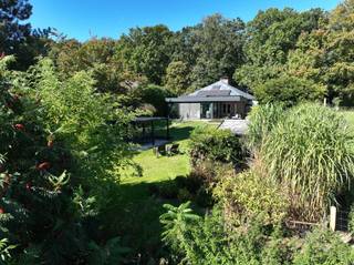 <p><span>Deze charmante, traditioneel gebouwde gedeeltelijk gelijkvloers villa ligt aan de zuidelijke rand van het zeer gegeerde Bois de Strihoux. </span></p><p><span>De villa omvat een inkomhal van 4 m² met gastentoilet (travertinvloer) die toegang geeft tot een leefruimte van 30 m² – eveneens met travertinvloer – waar een inbouwhaard op hout voor een gezellige sfeer zorgt. Aansluitend bevindt zich een moderne Ixina-keuken (10 m²) die naadloos overgaat in een lichtrijke veranda van 25 m² (voorzien van airconditioning), met kamerhoge ramen en een dakraam met drievoudige beglazing. Deze recente veranda vormt een natuurlijke overgang naar het beschutte terras en de grote tuin met op het zuiden oriëntatie. </span></p><p><span>Het slaapgedeelte is bereikbaar via een hal van 4 m² met luxe vinylvloer en omvat een hoofdslaapkamer van 14 m² met maatkasten, een tweede slaapkamer met airco (9 m²), een moderne inloopdouchekamer (6 m²) en een bureau (7 m²); vanuit het bureau leidt een trap naar een ruime derde slaapkamer van 26 m² met Velux-dakramen. In de betegelde garage van 16 m² bevinden zich de technische installaties, de boiler, de wasruimte en een koele berging. De woning werd in 1989 door de eigenaars zelf gebouwd (Huysmans Eeklo). Tot de uitrusting behoren onder meer een nieuwe condenserende mazoutketel (Riello, 2023), 10 zonnepanelen, een elektrische boiler, een B&G-inbouwhaard op hout, een regenwaterput, een grote carport voor twee wagens en twee tuinhuizen. Bieden vanaf € 550.000. Voor informatie en bezichtigingen kunt u bellen naar 02/355.50.55.</span></p><p><span> </span></p><p><span> </span></p>