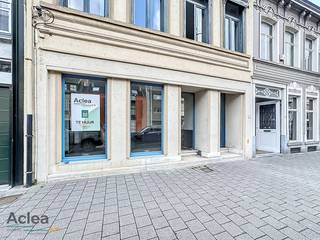 Ben je op zoek naar een handelsruimte met veel potentieel op een topligging in Eeklo? Dit gelijkvloers handelspand biedt je de perfecte kans om...