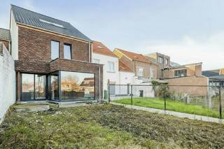 Deze nieuwbouwwoning in gesloten bebouwing onder het registratie recht bevindt zich in het centrum van het mooie Hoegaarden en wordt casco verkocht. De woning biedt fijne, open leefruimtes op het gelijkvloers, die volledig gericht zijn op de tuin. Op de eerste verdieping zijn er 3 kamers en een badkamer en de zolderverdieping biedt een ruime, polyvalente kamer. Achteraan de woning is er een volledig omheinde tuin.

Omvattende:

Gelijkvloers: inkomhal, zit- en eetkamer, keuken, berging en wasplaats, toiletruimte

Eerste verdieping: nachthal, 3 slaapkamers, badkamer, toiletruimte 

Tweede verdieping: polyvalente kamer, bergzolder/technische ruimte

Terras en tuin omheinde tuin met terras 

Ligging: de woning bevindt zich in het centrum van Hoegaarden en biedt alle faciliteiten in de nabije omgeving. Bushaltes zijn dichtbij, het station van Tienen bevindt zich op een 6-tal km en de aansluiting met de E40 op 3,5 km.  
Deze woning is onmiddellijk beschikbaar. 
Bekijkt u dit pand via één van onze aanverwante websites, dan verwijzen wij u graag door naar onze eigen website. https://www.itimmo.be/doelstraat-34-hoegaarden
