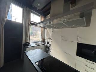 VERHUURD <br />Historisch pand ( 16- 17 eeuw ) met tuin in tuinstraat vlak bij St Andriesplaats .<br />Wij zoeken een huurder ( MAX 2 pers ) die op zoek is naar authentiek plekje in de binnenstad . <br />Je komt binnen in de keuken - kookvuur , oven, microgolf, ijskast, vaatwasse, dampkap . Achter de keuken leefruimte met kasten en achteraan schuifraam naar tuin . in de tuin is bergruimte voor fiets en of vuilbak .<br />Eerste verdieping leefruimte, salon, bureau ( zelf in te vullen ) . Toilet bevind zich onder trap naar verdieping 2 .<br />Tweede verdieping : vernieuwde badkamer met douche en lavabo .en slaapkamer met bed en kasten . <br />Gewelfde kelder waar momenteel nog wasmachine en droogkast staan . <br /><br />Huurprijs € 850/ maand .<br />Liever geen rokers en geen huisdieren. <br /><br />Bezichtiging na afspraak via mail . Voorkeur doorgeven vrijdag zaterdag zondag ( tussen 14 -16 u ) <br /><br />