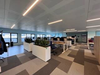 Kantoren te huur, ideaal en strategisch gelegen aan de oostelijke ingang van Leuven en naast het station. Dicht bij het historische centrum en tal van voorzieningen in de omgeving (winkels, bars, restaurants, enz.). Gemakkelijk bereikbaar met het openbaar vervoer.<br />Parking beschikbaar: €150/plaats/maand.