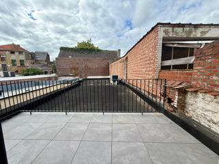 <strong>Bezoeken? ENKEL OP AFSPRAAK via: stephanie@immodelestre.be</strong><br />Dit moderne <strong>COMPLEET VERNIEUWD (1E VERDIEP) energiezuinig app.</strong> bevindt zich in de Kattestraat, pal in het centrum van Aalst in een kleinschalig rustig gebouw met slechts één andere medebewoner. Dankzij de centrale ligging zijn winkels, horeca en andere voorzieningen vlot te voet bereikbaar. Er is geen lift aanwezig. <strong>Dit app. omvat: </strong>een inkomhal, een ruime woonkamer met open en volledig ingerichte keuken, twee slaapkamers, ruime berging, een afzonderlijk toilet en een moderne badkamer met inloopdouche, regendouche en lavabomeubel. Achteraan beschikt het appartement over<strong> een aangenaam en zonnig terras.</strong> Bij de renovatie werd bijzonder veel aandacht besteed aan kwaliteit, comfort en energiezuinigheid. Zo is het appartement uitgerust met vloerverwarming, een warmtepomp, videofoon en hoogrendementsbeglazing én een gemeenschappelijke fietsenberging op het gelijkvloers.<strong> EPC-score: A++ – een uitstekende energieprestatie en dus bijzonder energiezuinig.<br />Huurprijs: € 925 per maand. Gemeenschappelijke kosten: 25 euro per maand. Onmiddellijk beschikbaar. Elektriciteit conform. </strong>