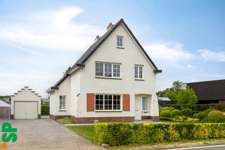 Te renoveren woning op een perceel van 4.732,55 m². <br /><br />Deze gezinswoning verwelkomt je via een inkomhal die leidt naar een lichtrijke en aangename leefruimte, met aansluitend een gezellige eethoek. Voorts kom je uit in de keuken, van waaruit je de kelder kan betreden, wat zorgt voor extra opbergruimte. Voorts is er ook nog een berging met aansluiting voor de wasmachine hierna bevindt zich ook een apart toilet en de badkamer met douche. <br /><br />De eerste verdieping telt 3 volwaardige slaapkamers, alsook een berging die ingericht kan worden als dressing.<br /><br />Buiten bevindt zich een gezellig terras, met aansluitend de garage/bergruimte. Verder beschikt de woning over een ruime tuin die achteraan in verbinding staat met een aangrenzende bouwgrond.<br /><br />Deze bouwgrond biedt diverse mogelijkheden en is uitermate geschikt voor vrije beroepen, maar ook voor het houden van dieren, zoals paarden of andere landbouw- en hobbydieren.<br />De woning zelf beschikt over aanzienlijk potentieel en biedt bovendien de mogelijkheid tot uitbreiding met een kantoorruimte, wat ze extra interessant maakt voor zelfstandigen of mensen met een beroepsactiviteit aan huis.<br /><br />Het pand is centraal gelegen in Zittaart, Meerhout met uitstekende verbinding met de E313.<br /><br />EPC F: 929 Kwh/m²<br /><br />Voor meer informatie of een bezoek ter plaatse, kan u contact opnemen met IMMO SP via 014 59 10 20 of mailen naar jill@immosp.be. Benieuwd naar de waarde van uw eigen woning? Vraag vrijblijvend een gratis verkoopanalyse aan – wij helpen u graag verder!