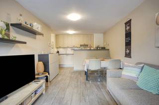 EERSTE KIJKDAG OP ZATERDAG 25 JULI. Meer info, plannen en documenten: www.bellesvastgoed.be/te-koop/mortsel-statielei-13-bus-2<br /><br />Dit recente appartement met terras bevindt zich in het centrum van Mortsel, op een bijzonder vlotte locatie. Bus en tram stoppen bijna letterlijk voor de deur en ook het treinstation ligt op wandelafstand. Zo sta je in minder dan twintig minuten in het centrum van Antwerpen. Winkels, horecazaken en andere dagelijkse voorzieningen bevinden zich eveneens vlakbij. Dankzij het uitstekende EPC-label A geniet je bovendien van een energiezuinige woonst.<br /><br />Via de lift of de trap bereiken we de eerste verdieping van het gebouw. De inkomhal beschikt over een apart gastentoilet. De keuken is praktisch ingericht en uitgerust met de nodige inbouwtoestellen, waaronder een vaatwasser, oven en keramische kookplaat.<br /><br />De lichtrijke leefruimte geniet dankzij het grote schuifraam van een aangename lichtinval en geeft rechtstreeks uit op het zuidgerichte terras. Hier geniet je de hele dag van de zon. Bovendien beschikt het terras over een handige berging.<br /><br />Het appartement beschikt over een ruime slaapkamer van ca. 16 m² met een ingebouwde kledingkast. De ensuite badkamer is uitgerust met een douche, wastafel en toilet. Verder is er een praktische berging met aansluitingen voor een wasmachine en droogkast. Ook de gascondensatieketel bevindt zich hier.<br /><br />Tot slot komt het appartement met een private kelderberging en is er een gemeenschappelijke fietsenberging aanwezig. De maandelijkse provisie bedraagt € 127 en omvat onder meer de blokpolis, de syndicuskosten, het onderhoud en de elektriciteit van de gemeenschappelijke delen en de lift. Het dak van het gebouw wordt binnenkort vernieuwd, de volledige kost werd reeds betaald door de huidige eigenaar. Elektriciteit conform. <br /><br />Tot binnenkort!