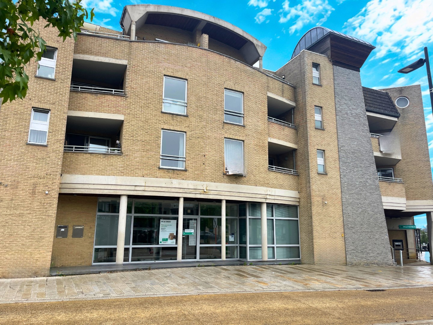 Handelsgelijkvloers 433m² met 3 parkings en kelder op commerciële topligging - foto 1