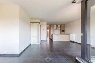 Dit <strong>kwalitatief afgewerkte appartement</strong> met een <strong>A-label </strong>is gelegen op een <strong>uitstekende locatie</strong>, vlak bij de Markt van Lokeren. Winkels, horeca, openbaar vervoer en tal van andere voorzieningen bevinden zich op wandelafstand. <br /><br />Het appartement maakt deel uit van een<strong> recent gebouw uit 2017 </strong>en werd met oog voor kwaliteit en comfort ingericht.<br />Bij het betreden van het appartement komt u terecht in de aangename leefruimte. De <strong>ruime en bijzonder lichtrijke woonkamer</strong> vormt samen met de <strong>volledig uitgeruste open keuken</strong> het hart van het appartement. Dankzij de <strong>grote raampartijen</strong> geniet u hier van veel natuurlijk licht en een aangenaam gevoel van ruimte. Vanuit de woonkamer heeft u bovendien rechtstreeks toegang tot het <strong>terras</strong>, een fijne plek om buiten te genieten.<br /><br />Verder beschikt het appartement over <strong>twee volwaardige slaapkamers</strong>, een <strong>verzorgde badkamer</strong> en een <strong>praktische berging</strong>, ideaal voor extra opslag. Een belangrijke extra troef: een <strong>autostaanplaats is inbegrepen in de verkoopprijs</strong>. Zeker op deze centrale locatie is dit een absolute meerwaarde.<br /><br />Wenst u een bezoek in te plannen voor dit prachtig appartement? Bel voor info of een vrijblijvend bezoek naar 03 502 98 74 of mail naar kristof@claves.be.