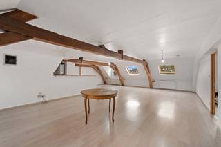 Vaste appartement 3 chambres dans un bâtiment de caractère situé dans le centre d'Ath. Composition: beau séjour lumineux de 85m², cuisine équipée,...