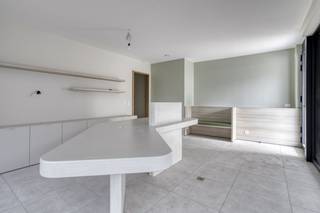 Dit nieuwbouw commercieel pand heeft een totale oppervlakte van ca. 117m². Het pand is heel energiezuinig (label A, E-peil 17). Er is ook een tuin van ca. 70m² en een terras van ca. 10m².Bij het pand zijn er ook 2 parkeerplaatsen in het gebouw beschikbaar. In de straat is er ook voldoende parkeergelegenheid voor de klanten. Indeling van het pand:- kantoor met aparte ingang (via de Godshuislaan)- kantoor/praktijkruimte - ingerichte badkamer- landschapsbureau met open keuken- berging- sanitair- inkomhal (via Brugsesteenweg)- technische ruimte- terras en tuin- beschikbaar: 2 privatieve staanplaatsen in het gebouw, voorzien om elektrisch te laden (apart aan te kopen)Verkoop onder btw-stelsel. Bent u op zoek naar bedrijfsvastgoed bestaande uit een kantoor te koop in Roeselare? Aarzel dan niet om ons te contacteren op het nummer 051 21 22 23.