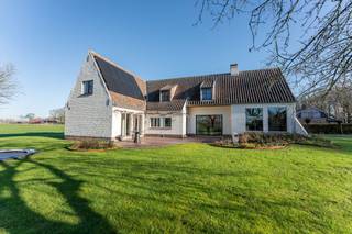In Sint-Kruis (Bruges)/Damme, this exclusive villa with a special living experience is located on an extensive plot of 2,396 m². This...