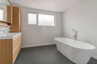 Deze woning is gelegen in een rustige éénrichtingsstraat in het centrum van Retie, op wandelafstand van bakker, slager, lagere scholen en openbaar vervoer.<br />Een volledige renovatie heeft deze woning pas ondergaan zodat ze vanbinnen helemaal nieuw is.<br /><br />De indeling is de volgende: <br />Op het gelijkvloers heb je de inkomhal met een trap naar de eerste verdieping, deze hal komt uit in de woonkamer met grote ramen aan de voor- en achterzijde van de woning.<br />Verder is er een nieuwe volledige ingerichte keuken met veel plaats voor het plaatsen van een keukentafel met minstens 6 stoelen.<br />Achteraan de woning is er een apart toilet en een wasplaats plus een prachtige badkamer met douche, bad en lavabomeubel.<br />Via de keuken kan je nog naar de voorraadkelder.<br /><br />Op de eerste verdieping zijn 3 slaapkamers waarvan 2 heel groot. Ook op deze verdieping is er een apart toilet.<br /><br />Langs een buitendeur tussen de keuken en de woonkamer bereik je het overdekt terras met achteraan een kleine stadstuin.<br />Achteraan de woning staat ook een bergplaats met een recente cv gasketel en een warmtepompboiler. Deze bergplaats kan ook altijd handig zijn om uw fietsen te stallen.<br /><br />De achterzijde van de woning kan ook via een aparte doorgangsdeur aan de voorzijde van de woning bereikt worden.<br /><br />Pluspunten:<br />Instapklaar<br />Volledig vernieuwd<br />EPC label B<br />Zonnepanelen<br />Warmtepompboiler<br />Centrale ligging
