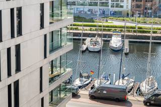 - Penthouse appartement met 1 slpk<br />- Zonnig terras met zicht op Jachthaven<br />- Kleinschalige residentie <br /><br />Uniek aanbod! Deze charmante penthouse is gelegen op de bovenste verdieping van een kleinschalige residentie in hartje Oostende. Geniet dagelijks van een adembenemend uitzicht op de jachthaven en zonovergoten momenten op het ruime terras.<br /><br />Topligging: centraal gelegen op wandelafstand van het strand, winkels en restaurants, het openbaar vervoer (tram, trein, bus) en talrijke culturele activiteiten.  <br /><br />Ben je op zoek naar een unieke woonst of investering aan de kust met prachtig uitzicht en alle troeven binnen handbereik? Dan is deze penthouse zeker een bezoek waard.<br /><br />Indeling: inkom, gezellige woonkamer die uitgeeft op zonnig terras met zicht op de Jachthaven, ingerichte keuken, slaapkamer met terras, badkamer met douche, toilet, wastafel en aansluiting voor wasmachine/ droogkast. <br />Lift tot aan de 6de verdieping (penthouse bereikbaar via trap)<br /><br />EPC 266/kwh - elektriciteit conform gekeurd  <br /><br />Bovendien werden er zopas heel wat renovatiewerken aan het gebouw uitgevoerd, die volledig door huidige eigenaar betaald worden !  <br /><br />Contacteer ons vandaag nog voor een afspraak of meer info: Immo De Beus 059 510 300 
