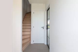 Deze ruime BEN woning is gebouwd met oog voor detail, waarbij telkens een stap verder is gezet dan “de standaard”.<br />Dankzij de warmtepomp, vloerverwarming en hoge isolatiegraad… Geniet je niet enkel van een extreem lage energierekening, maar ook een gedeeltelijke vrijstelling van het KI gedurende 5 jaar.<br />Rustig gelegen in een gezellige wijk en toch op een steenworp van alles wat je nodig kan hebben.  <br /><br />Totaalprijs inclusief BTW = €524.490 (volledig schilderklaar afgewerkt, geen verborgen kosten!) <br /><br />Indeling: <br /><br />Gelijkvloers:
<ul>
	<li>Inkomhal</li>
	<li>Gastentoilet</li>
	<li>Woonkamer</li>
	<li>Open keuken </li>
	<li>Berging</li>
</ul>
Eerste Verdieping:

<ul>
	<li>3 slaapkamers</li>
	<li>Badkamer met bad, douche én dubbel lavabomeubel</li>
	<li>Wasruimte</li>
	<li>Toilet</li>
</ul>
Tweede verdieping: 

<ul>
	<li>Ruime zolderkamer (Mogelijkheid 2 extra slaapkamers of slaapkamer + badkamer) </li>
</ul>
Buiten:

<ul>
	<li>Tuin</li>
	<li>Carport (met aansluiting voor elektrisch laden) </li>
</ul>
<br />Deze woning biedt een unieke combinatie van luxe, energiezuinigheid en rust.<br /><strong>Interesse? Contacteer Gilles: 0497 72 68 34 of gilles@ocvastgoed.be</strong><br /><br />Technische gegevens:<br />Vloerverwarming met warmtepomp, zonnepanelen<br /><br />EPB:  30kWh/m² (A-label), E-peil= 24 - Bruto Vloeroppervlakte: 165,77 m2 (volgens de EPB-aangifte) <br />Stedenbouwkundige inlichtingen: Woonuitbreidingsgebied, stedenbouwkundige vergunning, verkavelingsvergunning, geen rechterlijke herstelmaatregel of bestuurlijke maatregel opgelegd, geen voorkooprecht.<br />Geen overstromingsgevoelig gebied. P-score = A, G-score = A<br />Dit pand is niet onderhevig aan de renovatieverplichting