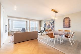 <p>Découvrez cet appartement exclusif situé dans la prestigieuse Résidence Zoute à Knokke. L’entrée de l’immeuble se trouve sur l’Albertplein, tandis que l’appartement bénéficie d’une situation exceptionnelle avec une vue frontale sur mer le long de la digue – Le Zoute. Depuis la terrasse à l’avant, vous profitez chaque jour d’un panorama imprenable sur la mer du Nord.</p>
<p>Entièrement rénové en 2021 avec des matériaux de qualité, le séjour spacieux et lumineux séduit par ses grandes baies vitrées. La cuisine ouverte, parfaitement intégrée à l’espace de vie, crée une atmosphère harmonieuse alliant élégance et confort.</p>
<p>Le hall de nuit, équipé d’un vestiaire et de toilettes invités, dessert une première chambre double. Vous y trouverez également un espace buanderie pratique avec raccordements pour machine à laver et sèche-linge, ainsi qu’une salle de douche moderne avec lavabo et douche à l’italienne. La deuxième chambre dispose d’un lit double et d’armoires encastrées.</p>
<p>La suite parentale, située à l’arrière au calme, donne accès à une agréable terrasse et bénéficie d’une salle de bains attenante comprenant un double lavabo, un WC et une baignoire.</p>
<p>L’appartement dispose en outre d’une cave privative, idéale pour un espace de rangement supplémentaire.</p>