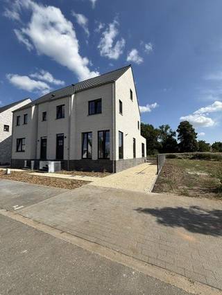 Instapklare, energiezuinige villa in rustige groene omgeving<br /><br />Bent u op zoek naar een moderne, instapklare woning waar u enkel nog hoeft te verhuizen?<br />Deze prachtige nieuwbouwwoning combineert hedendaags wooncomfort met een rustige, groene ligging — ideaal voor gezinnen of koppels die ruimte en rust waarderen.<br /><br />Belangrijkste troeven:<br /><br />4 grote slaapkamers<br /><br />Moderne keuken uitgerust met alle nodige toestellen<br /><br />Stijlvolle badkamer met inloopdouche, bad en wastafel<br /><br />Lichtrijke leefruimte met zicht op de tuin<br /><br />Energiezuinig dankzij zonnepanelen en uitstekende isolatie<br /><br />warmtepomp vailliant<br /><br />Oplaadpunt voor elektrische wagen<br /><br />Regenwaterput met recuperatiesysteem<br /><br />Volledig afgewerkt en instapklaar<br /><br />Rustige, groene omgeving met vlotte verbinding naar winkels, scholen en openbaar vervoer<br /><br />Deze woning biedt een perfecte combinatie van comfort, stijl en duurzaamheid.<br />Verhuizen was nog nooit zo eenvoudig — gewoon intrekken en genieten!<br /><br />Geen onnodige voorschotten tijdens bouwwerken, je ziet en merkt meteen ter plaatse wat je aankoop omvat!<br /><br />📞 Rechtstreeks te koop van de eigenaar – geen makelaarskosten.