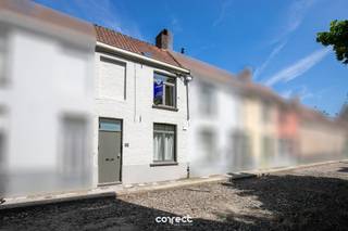 <p><span>Deze instapklare stadswoning vormt een ideale thuis en is bovendien ook een interessante, zorgeloze investering. </span></p><p><span> </span></p><p><span>STARTPRIJS: Elk bod boven deze startprijs, wordt voorgelegd aan de eigenaars, die al dan niet kunnen in gaan op dit aanbod.</span></p><p><span> </span></p><p><span>Parkeren kan eenvoudig in de straat, wat het wooncomfort extra versterkt.</span></p><p><span> </span></p><p><span>U komt binnen via een aangename inkomhal met gastentoilet die leidt naar de gezellige leefruimte met eetplaats en een volledig ingerichte keuken.</span></p><p><span> </span></p><p><span>Aansluitend is er een praktische washoek. Op de eerste verdieping bevinden zich de badkamer en een ruime slaapkamer, momenteel ingericht als dressing. Van hieruit heeft u toegang tot een charmant terras met een rustgevend zicht op de kloostertuin.</span></p><p><span>De tweede verdieping beschikt over een volwaardige tweede slaapkamer, perfect als hoofdslaapkamer, bureau of logeerkamer.</span></p><p><span> </span></p><p><span>Conforme keuring elektriciteit. De woning is voorzien van een lucht-lucht warmtepomp.</span></p><p><span> </span></p><p><span>Uitermate gunstig EPC van 214!</span></p><p><span> </span></p><p><span>Een charmante starterswoning op een toplocatie in Brugge waar comfort, charme en rendement samenkomen.</span></p><p><span> </span></p><p><span>Contacteer Lorenzo voor een bezoek: 0492 08 08 08  lorenzo@correctvastgoed.be</span></p><p><span> </span></p><p><span>Online schattingstool: www.correctvastgoed.be/schatting</span></p><p><span> </span></p><p><span> </span></p>