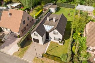 <p><span>Open bebouwing op zeven are grond in de Tivolilaan te Mechelen</span></p><p><span> </span></p><p><span>Deze goed onderhouden open bebouwing is gelegen in de gegeerde Tivolilaan, net buiten het centrum van Mechelen. De doodlopende woonwijk combineert rust met een uitstekende bereikbaarheid. Op slecht enkele minuten staat u met de fiets of te voet in het centrum van Mechelen. Winkels en scholen bevinden zich vlakbij en dankzij de uitstekende verbinding met de R6 staat u in een mum van tijd op de E19 Antwerpen/ Brussel. Vanuit de straat heeft u toegang tot het Tivolipark. Hier is het heerlijk vertoeven in alle seizoenen en bovendien beschikt het over een kasteel, een kinderboerderij, een speeltuin en een eetcafé. Via het park kunt u met de fiets ook naar de Vrouwevliet rijden, welke in verbinding staat met de DIijle. Aan sport en ontspanning geen gebrek dus.</span></p><p><span> </span></p><p><span>De woning is een, in 1988 opgetrokken, statige open bebouwing. Met heel wat vierkante meters aan bewoonbare oppervlakte is er geen gebrek aan plaats. Op dit moment beschikt de woning over twee slaapkamers maar gelet op de grootte van de eerste verdieping is het creëren van een extra slaapkamer zeker en vast een optie. De badkamer werd in tussentijd ook al een keer vernieuwd. Een grote troef is dat de woning beschikt over zowel een inpandige garage als een losstaande garage in de tuin. Aan opbergruimte geen gebrek. Tot slot beschikt deze woning al over een mooi EPC-label C en werd er geen asbest aangetroffen.</span></p><p><span> </span></p><p><span>Indeling</span></p><p><span> </span></p><p><span>Gelijkvloers</span></p><p><span>- inkomhal</span></p><p><span>- woonkamer</span></p><p><span>- keuken</span></p><p><span>- berging</span></p><p><span>- aparte WC</span></p><p><span>- garage</span></p><p><span> </span></p><p><span>Eerste verdiep</span></p><p><span>- slaapkamer</span></p><p><span>- slaapkamer</span></p><p><span>- badkamer</span></p><p><span>- nachthal</span></p><p><span> </span></p><p><span>Troeven</span></p><p><span>- geen renovatieverplichting</span></p><p><span>- toplocatie</span></p><p><span>- geen asbest gevonden</span></p><p><span> </span></p><p><span>Ben jij geïnteresseerd deze woning gelegen in Mechelen, ben je op zoek naar ander vastgoed, een investering of wens je de waarde van jouw eigendom te kennen? Dan ben je bij BOLT Immo aan het juiste adres! Wij helpen jou graag verder.</span><span> </span><span> </span></p><p><span> </span></p><p><span> </span></p>