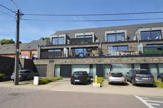 Dit appartement is gelegen in een hedendaags complex, op de 1ste verdieping (met lift), in het centrum van Kasterlee, met winkels, horeca, openbaar vervoer e.d. in de directe nabijheid. INDELING 1ste verdieping De private inkomhal geeft toegang tot enerzijds de aangename leefruimte (37,52m²) met open, volledig uitgeruste keuken, en anderzijds tot de berging (2,39m²) en de 2 slaapkamers (12,38m² - 10,56m²). Het terras (9m²) achteraan sluit aan bij de woonkamer en is toegankelijk d.m.v. een plafondhoge schuifraam. In de inkomhal bevindt zich tevens nog een apart toilet. De badkamer is modern ingericht met bad/douche en dubbel labavomeubel. Pareergarage / kelder In de ondergrondse parkeergarage, met automatische toegangspoort (met afstandsbediening), situeert zich de bijhorende autostandplaats en een kelderberging. BIJZONDERHEDEN ·zeer gunstig EPC van 59 ·gemeenschappelijke kosten: 50€/maand ·de abonnementen voor privé gebruik van water/gas/elektriciteit dienen afgesloten te worden door de huurder ·beschikbaar 1/9/2021 POSITIEVE ASPECTEN ·moderne look ·kwalitatieve afwerking ·goede ligging met vlotte bereikbaarheid naar centrum, winkels, horeca, openbaar vervoer