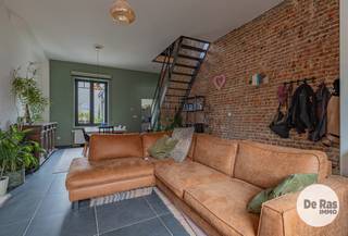 <strong>EERSTE BEZOEKDAG ZAT. 26/09 VAN 9U TOT 13U (enkel op afspraak). </strong><br /><strong>AALST – Gerenoveerde en karaktervolle woning pal in het centrum. </strong><br /><br />Deze karaktervolle/gerenoveerde woning is uitstekend gelegen aan de Houtmarkt, pal in het centrum van Aalst. Een bijzonder ligging voor wie houdt van het bruisende stadsleven en de toegankelijkheid naar winkels, scholen, horeca, openbaar vervoer en alle dagelijkse voorzieningen. Dankzij de directe aansluiting met de Parklaan (Ring) geniet u bovendien van een vlotte bereikbaarheid naar de belangrijkste invalswegen. Het stadsparkt, Osbroek, bevindt zich op wandelafstand voor wie houdt van groen, natuur en sportfaciliteiten. <br /><br />De woning beschikt op het gelijkvloers over een leefruimte met aansluitend een geïnstalleerde keuken. Vanuit de keuken bereikt u het bijzonder sfeervolle terras. Dankzij de volledige privacy vormt dit een verrassend aangename buitenplek, midden in het stadscentrum. Op het gelijkvloers bevinden zich verder een apart gastentoilet en een praktische, afzonderlijke wasplaats. Op de eerste verdieping bevindt zich een overloop, ruime slaapkamer, een afzonderlijke dressing en badkamer. De ingerichte zolderverdieping biedt vervolgens nog een extra slaapkamer, hobbyruimte of polyvalente kamer. Daarnaast beschikt de woning over een droge kelder.<br /><br />Technische installaties conform, gunstig EPC en instapklaar, zijn hierbij de rode draad. Mogelijkheid overname huurovereenkomst van garage, die zich op wandelafstand bevindt.<br /><br />info en bezoek: 053/60.65.60.<br />De vermelde prijs is een richtprijs. Na ontvangst van de biedingen zal de verkoper beslissen of hij/zij de eigendom verkoopt aan het beste bod. De richtprijs is aldus niet bindend voor de verkoper. Voor meer info kunt u ons contacteren of het reglement raadplegen op onze website.