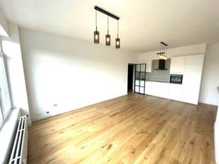 Prachtig volledig gerenoveerd appartement  van 70 m² met 2 slaapkamers gelegen op de 3 de verdieping te Wilrijk gelegen op 1 km van invalswegen naar Antwerpen , Mechelen Brussel A12 en E19 gelegen nabij verschillende parken  . Indeling inkomhal met ingemaakte kasten +/-6 m² living 31 m² volledig nieuw keuken met inductie kookplaat dampkap , koelkast met vriesvak ,vaatwasser  twee slaapkamers 16 en 11 m²  terras aan de grote slaapkamer  van +/- 5 m² met vrij  zicht west gericht  badkamer met inloopdouche en lavab met meubel ,apart toilet  , cv  op gas , lift ,gemeenschappelijke fietsenberging + berging  EPC klasse B 139 KWH  appartement zeer geschikt voor starters of als belegging voor verhuur  zie filmpje  https://youtu.be/Q-o4Ew_D1UY