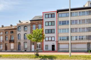 Ce bel appartement d'une surface habitable de 61 m² est situé au bus 4 Zwartzustersvest 38. L'attraction absolue de cette maison est la vue directe sur la Dyle, qui offre une expérience de vie attrayante et relaxante.<br /><br />Disposition :<br /><br />Espace de vie : Un espace de vie confortable avec une belle luminosité et une extension de la vue sur l'eau.<br /><br />Cuisine : Cuisine pratiquement équipée avec tous les équipements de base nécessaires.<br /><br />Chambre : Une chambre spacieuse avec suffisamment d'espace pour accueillir un grand lit et un placard.<br /><br />Salle de bain : salle de bain fonctionnelle avec sanitaires.<br /><br />Rangement supplémentaire : comprend une salle de stockage privée au sous-sol pour ranger les articles.<br /><br />Données techniques :<br /><br />EPC : label C (performance énergétique favorable)<br /><br />Inspection électrique : Non conforme<br /><br />Cet appartement est une excellente opportunité pour les débutants, les célibataires ou les investisseurs à la recherche d'une propriété bien située au bord de l'eau.<br />Intéressé ? Veuillez contacter Dewaele Mechelen<br /><br />Registre des mesures: non