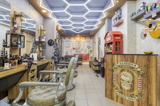 The advantages of this building:Located on an important access road with a lot of passage and a strong visibility for your shop window.A total area of 40m², ideal for a liberal profession, small boutique, nail salon or office space.Low fixed costs: There is no syndic in the building. This means that you don't pay monthly common costs on top of the rent — a unique financial advantage!Facilities: The property is equipped with sanitary facilities and is electrically heated.Energy efficiency: Equipped with an EPC label D, which is representative of this type of commercial space.Type of contract: Commercial Lease Agreement (3-6-9)Interested in this property? Get in touch today for a visit or more information!