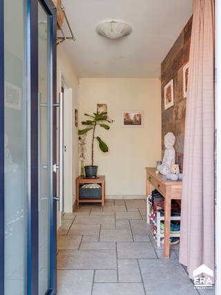 Te koop: gerenoveerde halfopen gezinswoning met praktijkruimte en zwembad in aangename omgeving te Overpelt. Deze totaal gerenoveerde woning biedt...