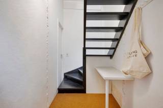 <p><span>Stijlvol 2-slaapkamerappartement met karaktervolle architectuur en een uniek loftgevoel</span></p><p><span>Loftgevoel op zijn best! Dit bijzonder sfeervolle 2-slaapkamerappartement combineert authentieke architecturale elementen met een warme, eigentijdse afwerking. De karaktervolle bakstenen plafonds, stoere zwarte draagbalken en prachtige houten vloeren geven het geheel een uitgesproken industriële uitstraling, zonder in te boeten aan gezelligheid.</span></p><p><span>De ruime leefruimte vormt het hart van het appartement. Dankzij de royale eetruimte, grote glaspartijen en aangename natuurlijke lichtinval geniet je hier van een open en uitnodigende sfeer. Natuurlijke materialen, warme tinten en originele details zorgen voor een interieur met persoonlijkheid en karakter.</span></p><p><span>Ook de afwerking en inrichting getuigen van oog voor detail en versterken het unieke karakter van deze woonst.</span></p><p><span>Een bijzondere troef is de privatieve inkom</span><span>, waardoor je het gevoel krijgt in een eigen woning te wonen, midden in de stad. Een unieke combinatie van privacy, karakter en stedelijk wooncomfort.</span></p><p><span>Bijkomend is er de mogelijkheid om een </span><span>inpandige staanplaats aan te kopen</span><span>. Dankzij de ruime afmetingen biedt deze niet alleen plaats voor een wagen, maar ook extra mogelijkheden voor stockage.</span></p><p><span>Een appartement voor wie houdt van authentieke materialen, een uitgesproken architectuur en een interieur dat net dat tikkeltje anders is.</span></p><p><span> </span></p><p><span> </span></p>