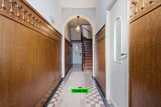 CHARMANTE EN VERRASSEND RUIME WONING IN OOIGEM (mogelijkheid tot kangoeroewonen)<br /><br />In het gezellige Ooigem bevindt zich deze verzorgde rijwoning met een bijzonder praktische indeling en tal van mogelijkheden.<br /><br />Dankzij de twee ruime leefruimtes geniet je van alle comfort en flexibiliteit.<br /><br />Met twee keukens en twee badkamers biedt deze woning een uitzonderlijke meerwaarde. Bovendien is kangoeroewonen hierdoor mogelijk, waardoor de woning uitermate geschikt is voor inwonende ouders, volwassen kinderen of een combinatie van samenwonen met behoud van privacy.<br /><br />De woning beschikt over vier volwaardige slaapkamers, ideaal voor gezinnen of wie extra ruimte wenst voor een bureau of hobbykamer. <br /><br />Opbergruimte is ruimschoots aanwezig dankzij de vele praktische bergruimtes.<br /><br />Buiten geniet je van een aangelegde, onderhoudsvriendelijke tuin met een handige uitweg achteraan. Via dit pad is de carport aan de achterzijde van het perceel vlot bereikbaar, zodat je je wagen steeds veilig en comfortabel kunt parkeren.<br /><br />Kortom, een veelzijdige woning met ruimte, comfort en tal van mogelijkheden — ideaal voor wie op zoek is naar een thuis met extra woonopties.<br /><br />Plan snel je bezoek via 051 47 48 47 of mail naar Tielt@immofrancois.be.<br /><br />Deze prijs is een startprijs: Ieder bod wordt voorgelegd aan de eigenaars die zich het recht voorbehouden om dit al dan niet te aanvaarden