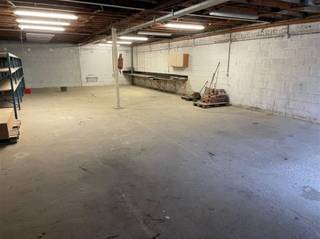 Te huur in Zele: magazijn van ongeveer 170 m² gunstig gelegen op slechts vijf minuten van de E17.De ruimte meet 19,5 meter op 8,70 meter en is...