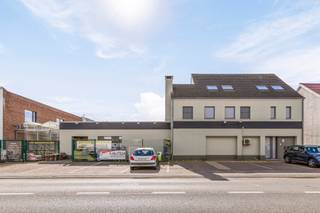 <p>Het betreft een handelshuis bestaande uit een bovenliggend woongedeelte (180m²) met commercieel gelijkvloers omvattende winkelruimte (+/- 300m²), droge stockagekelder met lift (+/- 190m²) en buitenserres (+/- 300m²). EPC label C, perceeloppervlakte 12a 45ca, CV op gas!<br /><br />Het op te frissen woongedeelte bestaat uit een lichtrijke leefruimte met groot zonneterras en toegang tot de tuin, een geïnstalleerde keuken, twee slaapkamers en een badkamer. Onder het dak bevindt zich de derde gerenoveerde slaapkamer en mezzanine.</p>
<p>Gelegen in een ambachtzone op een boogscheut van belangrijke invalswegen en het centrum.<br />Ruim pand met mogelijkheden! Uitermate geschikt voor vrij beroep (fietsenwinkel, dieren speciaalzaak, ...)</p>