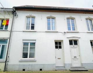 Droom je al lang van een warme thuis met karakter? Laat dan deze woning niet aan je neus voorbij gaan.<br />Het karakter van deze woning weerspiegelt zich in de mooie originele elementen die bewaard zijn gebleven.<br /><br />Van de prachtige houten balken doorheen de woning tot knappe authentieke houten deuren... het maakt het geheel af.<br /><br />En hoeveel licht heb je nodig? In dit pand word je overweldigd door de gigantische hoeveelheid natuurlijke lichtinval en dit op elke verdieping!<br />Loop je even mee?<br /><br />Beneden kom je via een gezellige ruime hal in een ruime leefruimte. Hier heb je niet alleen veel plek om te tafelen en te rusten, maar ook het grote raam met zicht op de tuin geeft je een gevoel van ruimte.<br /><br />Achter het hoekje piept een gezellige keuken. Alles bij de hand om een lekker diner klaar te maken.<br /><br />De aansluitende berging dient als extra stockageruimte, maar ook de wasjes en plasjes worden hier gedaan.<br /><br />Op de eerste verdieping geven de badkamer met ligbad, douche en toilet, én 2 ruime slaapkamers uit op een sfeervolle overloop. De zolderkamer is omgetoverd tot een zeer ruime master bedroom. En het knappe uitzicht krijg je er helemaal gratis bij.<br /><br />Daarnaast beschikt de woning over een kelder en een apart gastentoilet.<br />Wil je graag deze sfeervolle woning bezoeken? Geef dan gerust een seintje.<br /><br />Beschikbaar vanaf 1 november 2026.