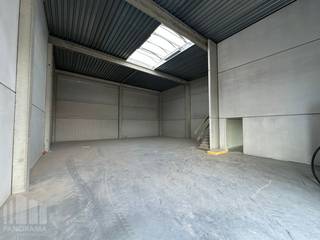 Op een strategisch gelegen bedrijfssite aan de Gentseweg (N43) te Waregem, een belangrijke commerciële verbindingsweg met een uitstekende zichtbaarheid, worden 6 moderne nieuwbouw KMO-units gerealiseerd.<br /><br />De unit beschikt over opslag-/bedrijfsruimte met oppervlakte van +/- 230 m², telkens in combinatie met een inpandig kantoor/showroom van +/- 50 m² met glaspartij.<br />De units zijn ontworpen voor ondernemers die op zoek zijn naar een kwalitatieve en goed bereikbare bedrijfsruimte, waarbij magazijn-/atelier-/opslagruimte wordt gecombineerd met een praktisch inpandig kantoor of showroom en afzonderlijk toilet. Dankzij deze combinatie zijn de units geschikt voor diverse professionele activiteiten.<br /><br />De site geniet een commerciële ligging aan de Gentseweg, met een goede zichtbaarheid en een vlotte verbinding naar het centrum van Waregem en de omliggende gemeenten. Bovendien bevindt het project zich nabij de E17, met op- en afrit Waregem, wat zorgt voor een uitstekende bereikbaarheid richting Gent, Kortrijk.<br /><br />Contacteer PANORAMA B2B voor bijkomende technische inlichtingen, plannen of een vrijblijvend plaatsbezoek op het nummer 0460 97 66 66.