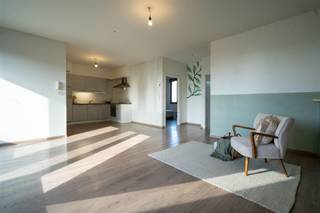 Energiezuinig en instapklaar appartement op een gunstige locatie. Dit appartement geniet van een uitstekende ligging, nabij scholen, winkels en verschillende invalswegen. Het bevindt zich op de bovenste verdieping van een kleinschalig gebouw met lift. De praktische indeling is als volgt:: via de inkomhal met apart toilet bereikt u de berging/wasplaats en de lichtrijke woonkamer met open keuken. Vanuit de leefruimte heeft u rechtstreeks toegang tot het terras.Verder beschikt het appartement over twee ruime slaapkamers en een badkamer met ligbad en lavabomeubel. Met een gunstig EPC-label B en een conforme elektrische keuring is dit appartement perfect instapklaar. Als extra troef bestaat de mogelijkheid om een garagebox aan te kopen.Interesse in dit comfortabele appartement? Contacteer ons en plan snel uw bezoek!