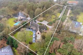 Deze luxueuze manoir is gelegen in een rustige straat op een boogscheut van de golf en het meer van Keerbergen.Het perceel is meer dan 79 are groot...