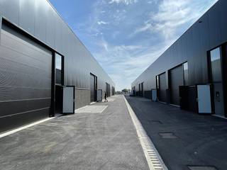 KMO-unit met een oppervlakte van 163 m² en 1 privatieve parkeerplaats te huur. Fantastisch gelegen langs de bedrijvige Brugsesteenweg die na 5,8...