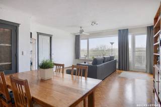 Gelegen in een rustige en groene buurt op Linkeroever, vlak bij parken, de Schelde en met vlotte verbindingen naar het stadscentrum van Antwerpen, bevindt zich dit uitzonderlijk ruime appartement op de 7e verdieping.<br /><br />Via de aparte inkomhal met vestiaire en praktische bergmogelijkheden betreden we het appartement. Vooraan bevindt zich de zeer ruime woon- en leefruimte (ca. 35m²) op mooi blokjesparket. Dankzij de grote raampartijen geniet deze ruimte van een overvloed aan natuurlijk licht en directe toegang tot het eerste terras.<br /><br />Aansluitend vinden we de aparte keuken. Het appartement beschikt over drie volwaardige slaapkamers (15-8-8m²), waarvan de master bedroom toegang geeft tot een tweede, zonnig terras.<br /><br />Verder is er een aparte badkamer met douche in bad, enkele lavabo met meubel en aansluiting voor wasmachine en droogkast. Tot slot is er een privatief gastentoilet.<br /><br />Een ideaal appartement voor wie ruimte, licht en een groene omgeving wil combineren met een uitstekende bereikbaarheid.