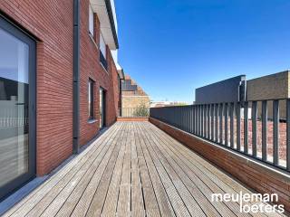 Dit prachtig recent appartement is gelegen in residentie Marie Malou, dewelke een absolute top locatie heeft in het commercieel centrum van Oostkamp met verschillende winkels, diensten en openbaar vervoer op wandelafstand. <br /><br />Het appartement bestaat uit een inkom met gastentoilet, een ruime living met aangenaam balkon, aansluitend een open ingerichte keuken (met keramische kookplaat, dampkap, oven, koelkast met vriesvak, dubbele spoelbak en vaatwasmachine), een cv-berging annex wasplaats, een badkamer met inloopdouche en twee slaapkamers met aansluitend zeer ruim zonneterras.<br /><br />Verder hoort er bij het appartement een ondergrondse parkeerplaats (n° 5), een private kelderberging (n° 5) en een gemeenschappelijke fietsenberging.<br /><br />Het appartement is volledig behangen en geschilderd.<br />Een lift is in het gebouw voorzien.<br /><br />Naast verschillende winkels en diensten op wandelafstand, zijn verbindingswegen zeer nabij gelegen.