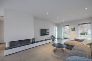 Deze <strong>recent gebouwde halfopen woning (2018)</strong> verkeert in <strong>uitstekende staat </strong>en combineert<strong> ruimte, comfort en hedendaagse afwerking.</strong><br />De woning is gelegen op een perceel van <strong>230 m²</strong> en beschikt over een <strong>bewoonbare oppervlakte van ca. 180 m².</strong> Bij het betreden van de woning komt u terecht in <strong>een ruime en lichtrijke leefruimte,</strong> waar de <strong>gashaard</strong> zorgt voor <strong>extra sfeer en gezelligheid</strong>. De <strong>open keuken</strong> is <strong>volledig uitgerust</strong> met alle <strong>hedendaagse toestellen</strong> en afgewerkt met een <strong>kwalitatief natuurstenen werkblad</strong>. Aansluitend bevindt zich een <strong>praktische en ruime berging</strong> met plaats voor <strong>wasmachine, droogkast en extra stockage.</strong><br /><br />Op de verdieping bevinden zich <strong>drie royale slaapkamers</strong>, waarvan <strong>één slaapkamer is voorzien van een inloopdressing</strong>. <strong>De badkamer</strong> is <strong>comfortabel</strong> ingericht met zowel een <strong>ligbad als een inloopdouche</strong>. Daarnaast is er zowel op het gelijkvloers als op de verdieping een <strong>apart toilet</strong>, wat het wooncomfort extra verhoogt.<br />Verder beschikt de woning over <strong>een ruime zolder</strong>, ideaal als extra bergruimte. Buiten geniet u van een onderhoudsvriendelijke tuin aangelegd met <strong>kwalitatief kunstgras</strong>, een <strong>praktisch tuinhuis</strong> en een <strong>voortuin met privatieve parkeerplaats.</strong><br /><br />Deze instapklare woning wordt aangeboden met een <strong>startprijs van €450.000</strong>. Bezoeken zullen georganiseerd worden via twee bezoekmomenten, namelijk op zaterdag <strong>28 februari en zaterdag 7 maart</strong>. Graag aanwezig op dit moment? Bel ons gerust op. <br /><br />Dankzij het recente bouwjaar, de hoogwaardige afwerking en de instapklare staat is deze woning uitermate geschikt voor wie zorgeloos en comfortabel wil wonen.