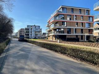 Zuidgericht 2-slaapkamerappartement (±96 m²) met terras, staanplaats en berging – EPC A – topligging aan het waterDit aangename appartement van ca...