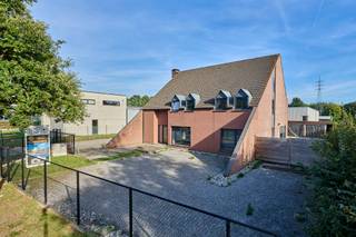 <p>Bedrijfsgebouw op een perceel van 3679m² gelegen op het industrieterrein van Kiewit in Hasselt. Deze centrale ligging tussen Hasselt en Zonhoven staat garant voor goede verbindingen van zowel de E314 als de E313, alsook met het Noorden van Limburg. Het gebouw bestaat uit een zeer ruime woning, een inpandig kantoor, een magazijn en een achterliggend buitenterrein. Er zijn voldoende parkeerplaatsen op de site. </p><p>KENMERKEN WONING:<br />- oppervlakte: 312m², verdeeld over twee bouwlagen<br />- indeling gelijkvloers: ruime inkom, wc, grote woon- en eetkamer, keuken, berging, bureel en garage<br />- indeling verdieping: 5 slaapkamers, een ruime badkamer en een berging </p><p>KENMERKEN HAL:<br />- oppervlakte: 730m² + 55m² tussenvloer<br />- vrije hoogte: 5m<br />- stalen constructie met metalenpanelen en steeldeck met lichtkoepel<br />- elektrische sectionaalpoort</p><p>TROEVEN:<br />- multifunctioneel gebouw op een centrale locatie<br />- 1000m² achterliggende grond voor buitenopslag of uitbreiding van het magazijn</p><p>Info: 0478/930500 of info@jansenrealestate.be</p>