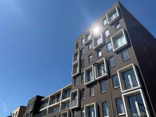 <p><span>ZALIG RUIM APPARTEMENT IN VOLLE CENTRUM</span></p><p><span> </span></p><p><span>De lift brengt ons naar het zesde verdiep waar dit appartement uitkijkt over de stad.<br />Een praktische indeling en heel veel lichtinval zijn de troeven van dit woonappartement. </span></p><p><span> </span></p><p><span>Inkom met toilet, grote zonnige leefruimte met extra large dubbele ramen die garant staan voor aangenaam buitencontact. <br />De keukenhoek is perfect geïntegreerd is goed voorzien met kastruimte en alle toestellen.<br />Aansluitend een praktische berging met plaats voor de wasmachine. </span></p><p><span> </span></p><p><span>Er zijn 2 slaapkamers en een nette badkamer. <br />Met ondergrondse autostaanplaats.</span></p><p><span> </span></p><p><span>CENTRUM APPARTEMENT<br />VLOT BEREIKBAAR <br />ZALIG OPEN ZICHT<br />AUTOSTAANPLAATS</span></p>