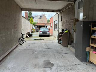 Dit magazijn ligt in woongebied, en ligt achter de poort die de inrit vormt tot het magazijn én de ingang van de woning die eraan verbonden is. Het magazijn is 170 m² en open. De woning ligt er vlak naast en heeft 3 slaapkamers , een leefruimte , badkamer en keuken. Ze is volledig te renoveren. Op het magazijn is recent nog het dak wat verbeterd, maar het heeft ook een opknapbeurt nodig. Dit is een project voor een zelfstandige die veel opslag voor materialen nodig heeft , vlakbij zijn eigen woonhuis.