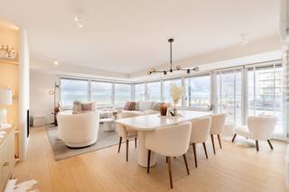 Dit uitzonderlijke hoekappartement combineert een frontaal zeezicht met een prachtig panorama over het Lichttorenplein.<br /><br />Indeling:<br />Ruime inkomhal met vestiaire en gastentoilet. Zonnige leefruimte met adembenemend zeezicht en uitzicht op het plein. <br /><br />De halfopen, volledig uitgeruste keuken is voorzien van kwalitatieve Miele-toestellen. De master bedroom beschikt over een eigen badkamer met ligbad, dubbele wastafel en toilet.<br />Tweede slaapkamer met plaats voor een dubbel bed, eveneens met zicht op strand en zee. Tweede badkamer met douche en wastafel.<br /><br />Derde slaapkamer met uitzicht over het Lichttorenplein en de zee.<br /><br />EPC: 176 kWh/m²/jaar