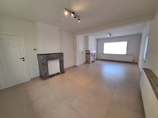 Deze ruime woning in Heusden-Zolder is een ideale keuze voor wie op zoek is naar een standaard open bebouwing met een prachtige tuin en garage. Met een bewoonbare oppervlakte van +/- 152 m² (volgens EPC), biedt deze woning voldoende ruimte voor een gezin.<br /><br />De woning beschikt over 3 slaapkamers, living, keuken en badkamer, 2 toiletten en wasplaats. Er is een werkruimte aanwezig.<br /><br />De tuin biedt voldoende ruimte om te genieten van de buitenlucht en is ideaal voor het organiseren van zomerse barbecues of het creëren van een speelruimte voor kinderen. De aanwezigheid van een garage zorgt ervoor dat er voldoende parkeergelegenheid is.<br /><br />Met zijn gunstige ligging in Heusden-Zolder, heeft deze woning ook een goede bereikbaarheid tot verschillende voorzieningen zoals winkels, scholen en openbaar vervoer. Kortom, deze woning biedt alles wat je nodig hebt voor een aangename en comfortabele woonervaring.